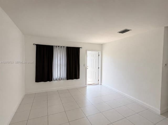 1041 NW 7th Ct, Hallandale Beach FL 33009 - Hallandale Beach, FL - Photo 2