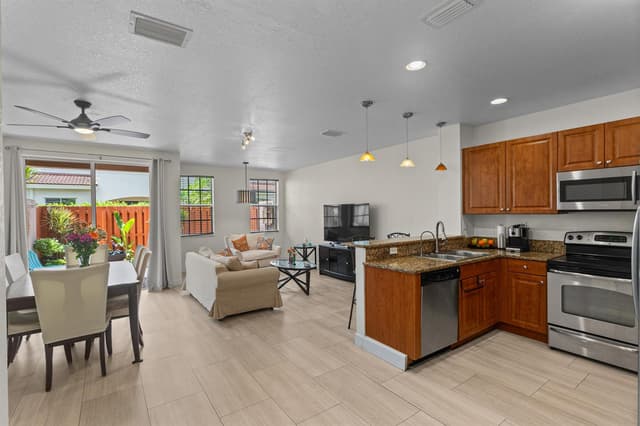 213 Las Brisas Circle, Sunrise FL 33326 - Sunrise, FL - Photo 2