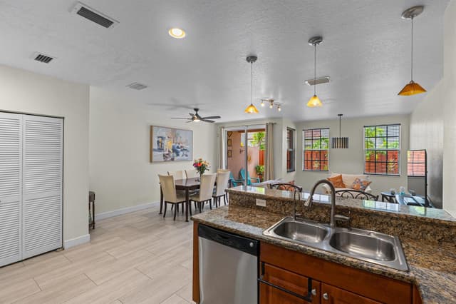213 Las Brisas Circle, Sunrise FL 33326 - Sunrise, FL - Photo 3