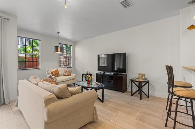 213 Las Brisas Circle, Sunrise FL 33326 - Sunrise, FL - Photo 4