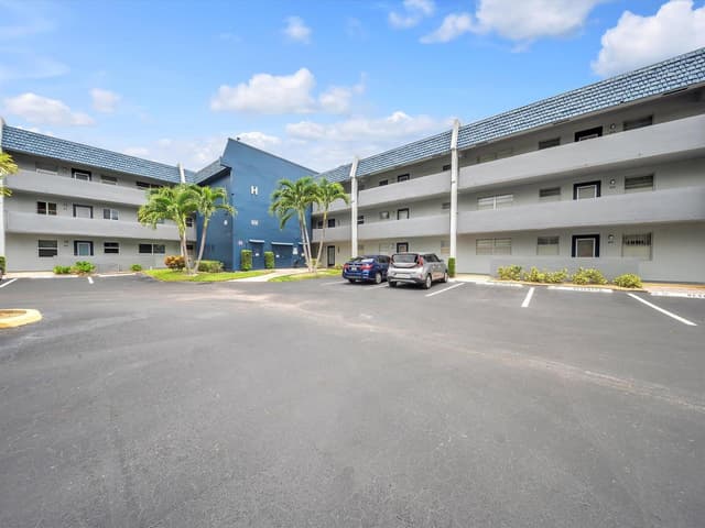7807 GOLF CIR Drive # 105, Margate FL 33063 - Margate, FL - Photo 4