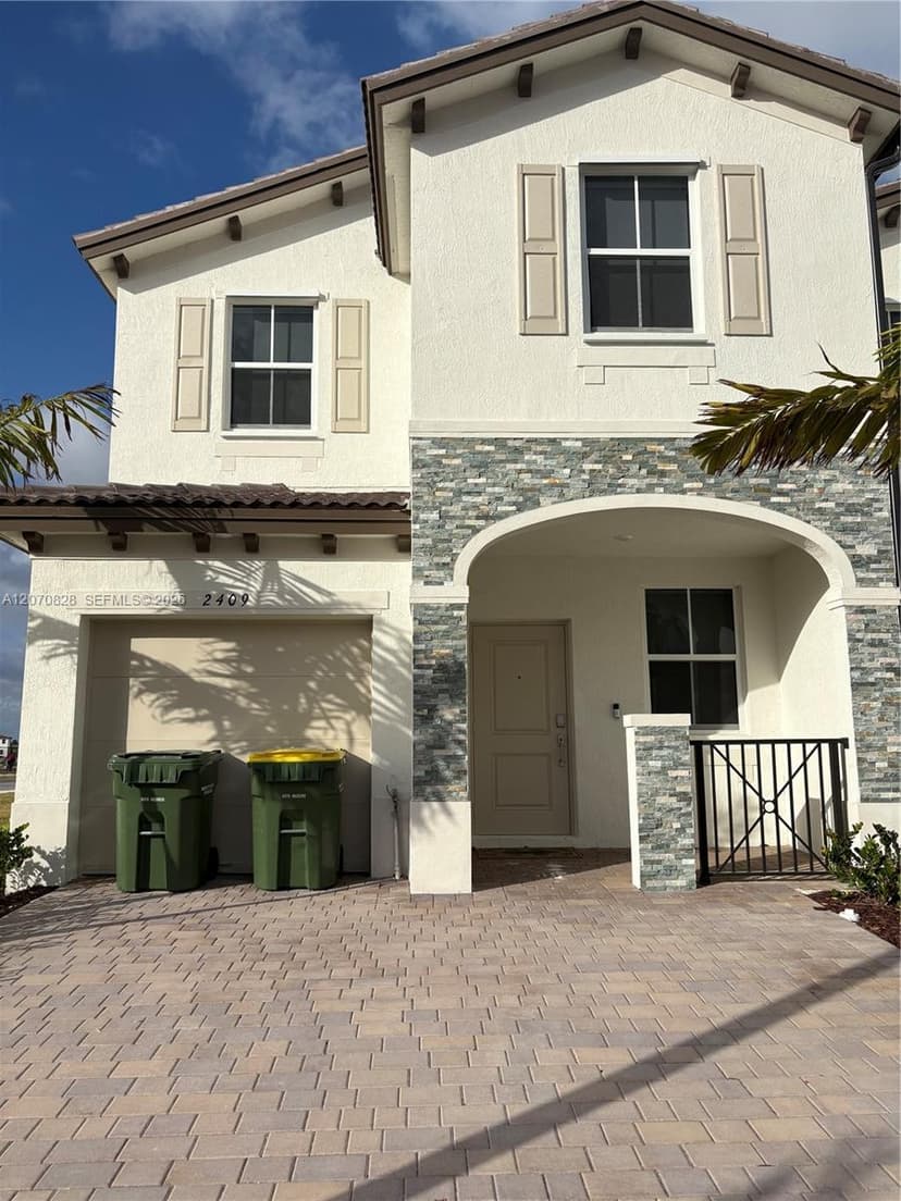 2409 SE 28th St, Homestead FL 33035