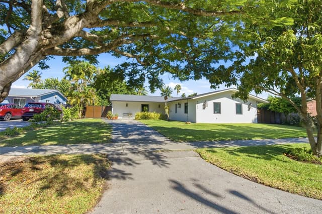 9780 Bel Aire Dr, Cutler Bay FL 33157 - Cutler Bay, FL - Photo 2