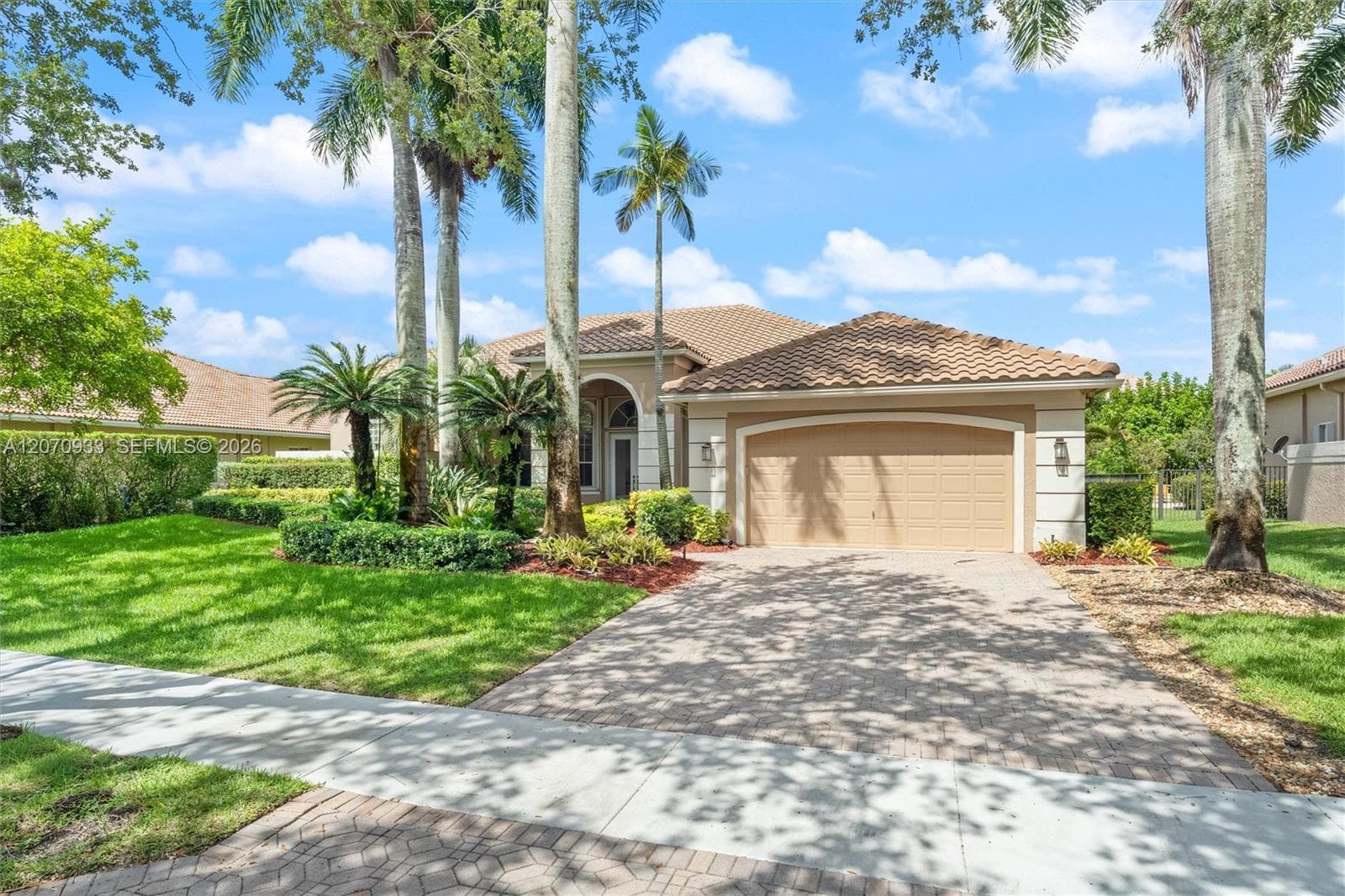 2733 Meadowood Dr, Weston FL 33332 - Weston, FL - Photo 1