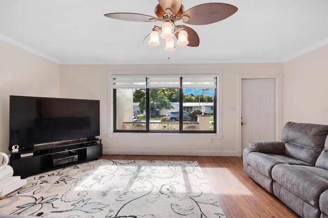 510 NW 93rd Terrace, Pembroke Pines FL 33024 - Pembroke Pines, FL - Photo 4