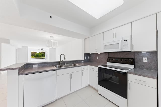 5842 CRYSTAL SHORES Drive # 205, Boynton Beach FL 33437 - Boynton Beach, FL - Photo 4