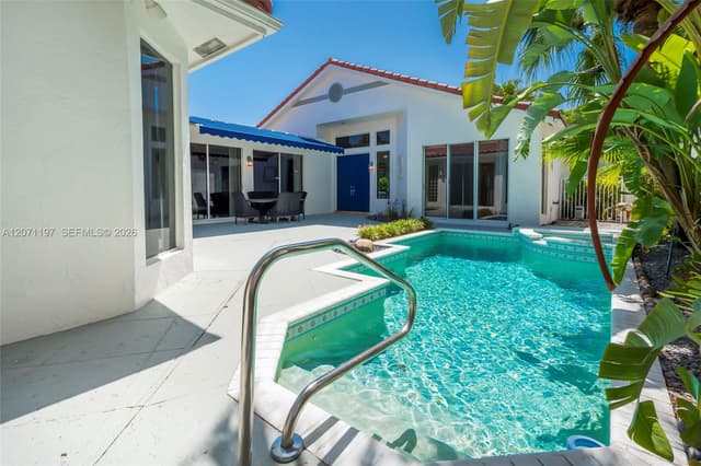 1051 W Bel Aire Dr W, Pembroke Pines FL 33027 - Pembroke Pines, FL - Photo 2