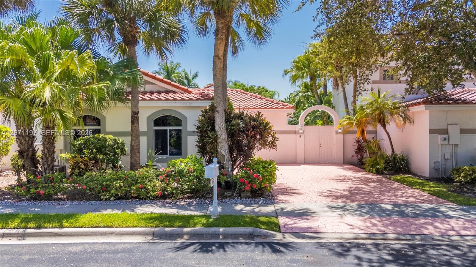 1051 W Bel Aire Dr W, Pembroke Pines FL 33027 - Pembroke Pines, FL - Photo 1