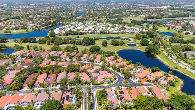 1051 W Bel Aire Dr W, Pembroke Pines FL 33027 - Pembroke Pines, FL - Photo 4