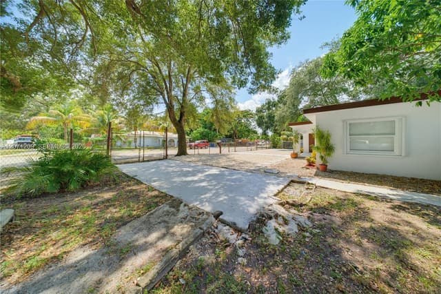 2101 NW 93rd Ter, Miami FL 33147 - Miami, FL - Photo 5