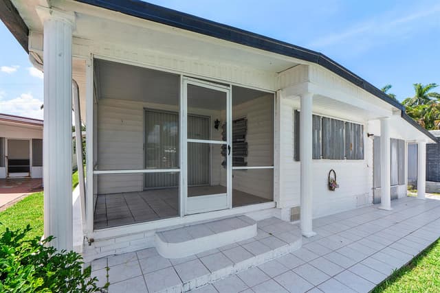 8670 SW 18TH Place, Davie FL 33324 - Davie, FL - Photo 2