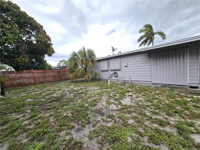 515 Hunter St, West Palm Beach FL 33405 - West Palm Beach, FL - Photo 2