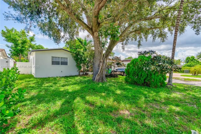 7636 Alhambra Blvd, Miramar FL 33023 - Miramar, FL - Photo 2