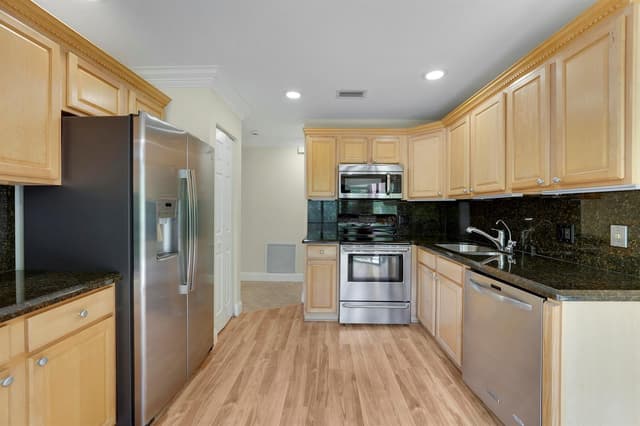 13 Lexington Lane E # A, Palm Beach Gardens FL 33418 - Palm Beach Gardens, FL - Photo 7
