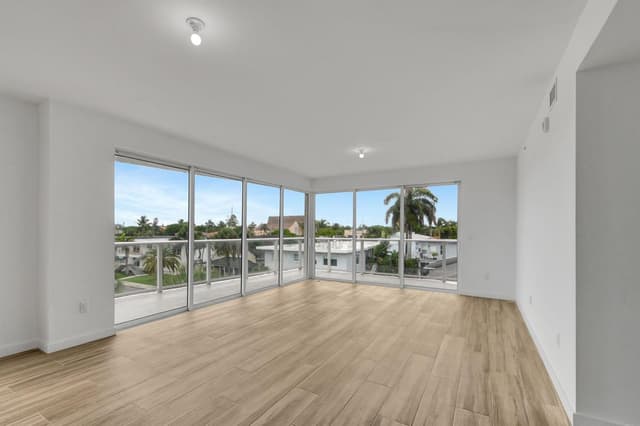 117 Lake Avenue Unit 304, FL 33460 - Photo 3