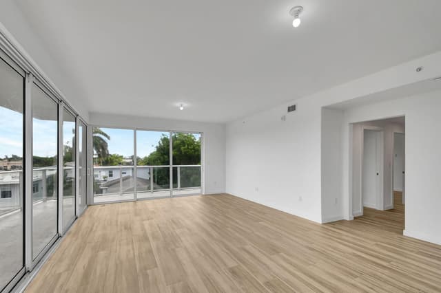 117 Lake Avenue Unit 304, FL 33460 - Photo 4