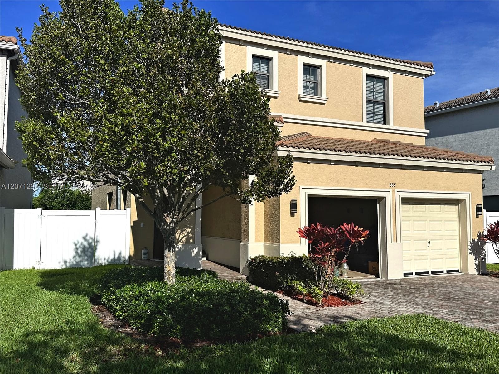 885 NE 191st St, Miami FL 33179