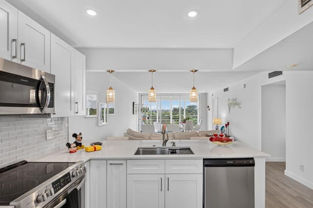 575 Oaks Lane # 709, Pompano Beach FL 33069 - Pompano Beach, FL - Photo 2