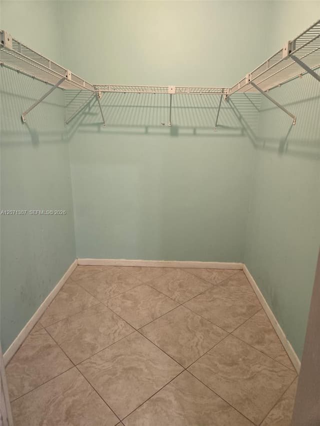 818 E Palm Run Dr, North Lauderdale FL 33068 - North Lauderdale, FL - Photo 2