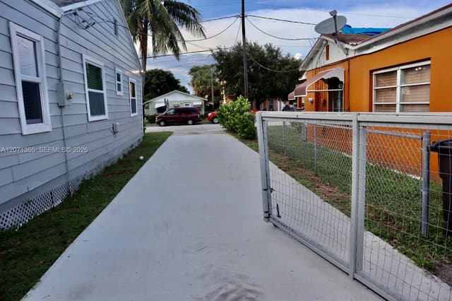 1112 11th St, West Palm Beach FL 33401 - West Palm Beach, FL - Photo 2