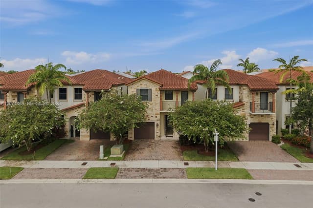 7042 NW 103rd Path, Doral FL 33178 - Doral, FL - Photo 3