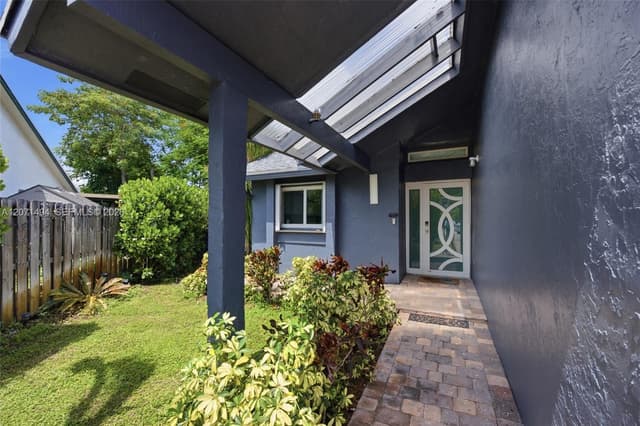 3913 NW 72nd Ln, Coral Springs FL 33065 - Coral Springs, FL - Photo 3