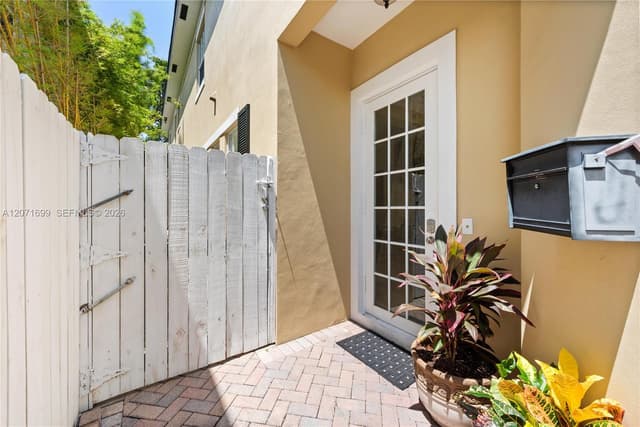 423 SW 16th St, Fort Lauderdale FL 33315 - Fort Lauderdale, FL - Photo 2
