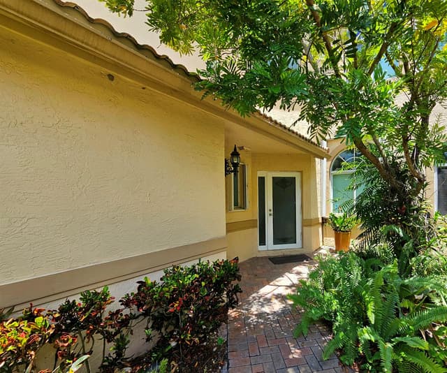 8149 MADISON LAKES Circle S, Davie FL 33328 - Davie, FL - Photo 4
