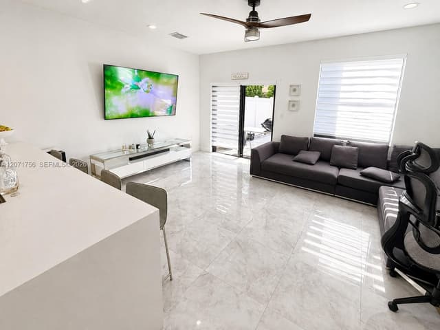 8876 W 35th Way, Hialeah FL 33018 - Hialeah, FL - Photo 7