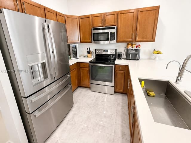 8876 W 35th Way, Hialeah FL 33018 - Hialeah, FL - Photo 5