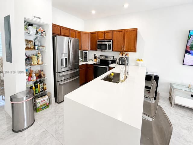 8876 W 35th Way, Hialeah FL 33018 - Hialeah, FL - Photo 4