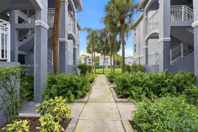 9615 NW 1st Ct # 302, Pembroke Pines FL 33024 - Pembroke Pines, FL - Photo 4