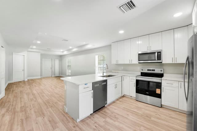 945 32ND Street, West Palm Beach FL 33407 - West Palm Beach, FL - Photo 2