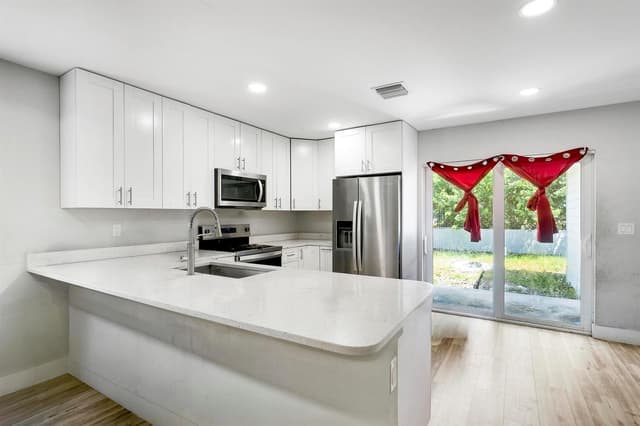 945 32ND Street, West Palm Beach FL 33407 - West Palm Beach, FL - Photo 3
