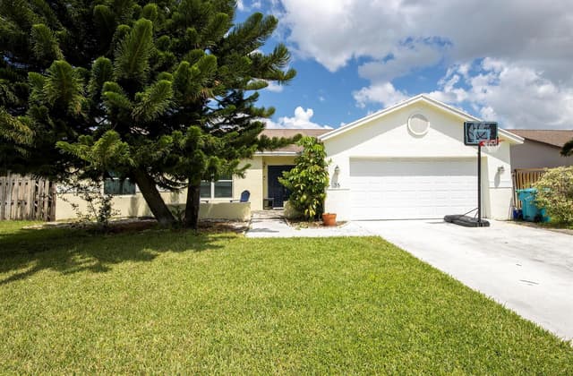 35 CEDAR Circle, Boynton Beach FL 33436 - Boynton Beach, FL - Photo 2