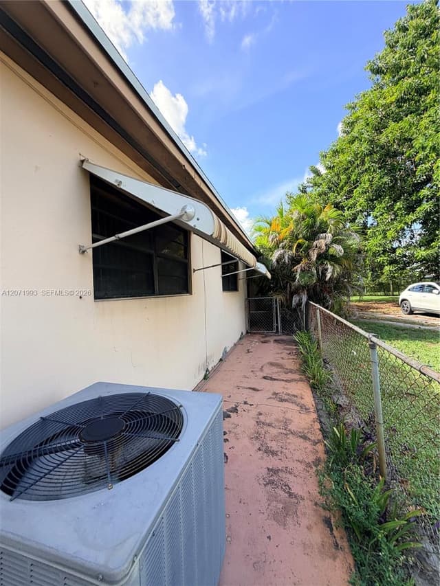 733 E 26th St, Hialeah FL 33013 - Hialeah, FL - Photo 4