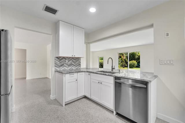 1524 NE 37th St, Oakland Park FL 33334 - Oakland Park, FL - Photo 4