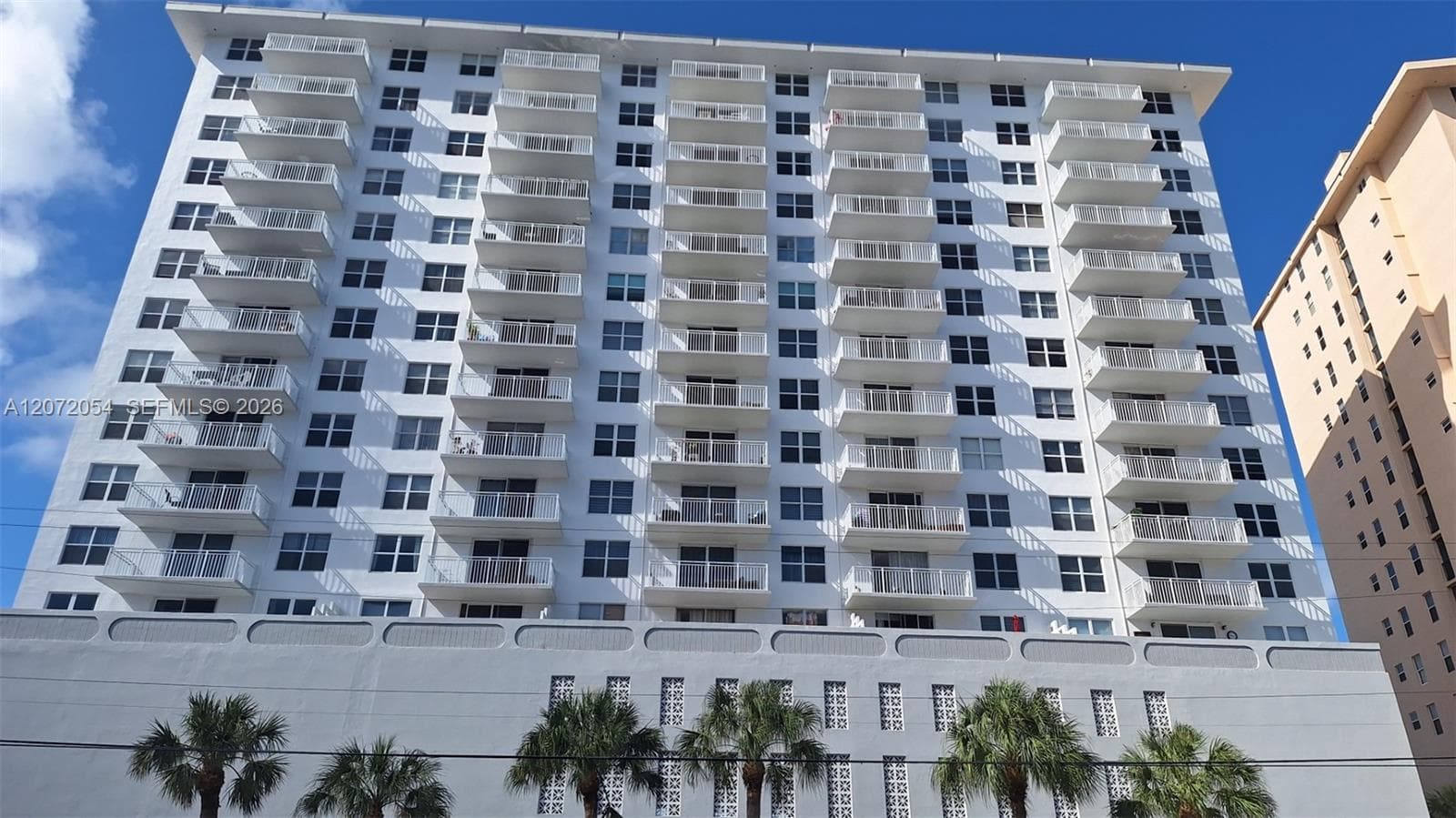 427 Golden Isles Dr # 5H, Hallandale Beach FL 33009 - Hallandale Beach, FL - Photo 1