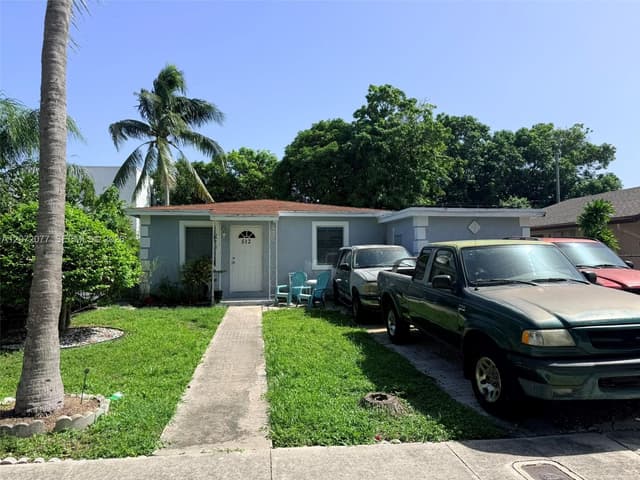 512 Independence Rd, West Palm Beach FL 33405 - West Palm Beach, FL - Photo 2