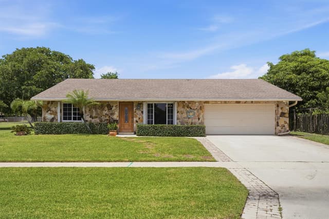 4778 Blue Pine Circle, Lake Worth FL 33463 - Lake Worth, FL - Photo 2