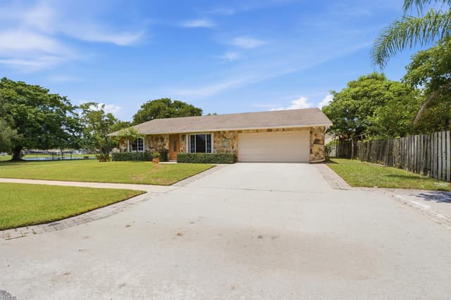 4778 Blue Pine Circle, Lake Worth FL 33463 - Lake Worth, FL - Photo 3