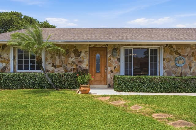 4778 Blue Pine Circle, Lake Worth FL 33463 - Lake Worth, FL - Photo 4