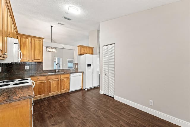 10425 NW 9th Mnr, Coral Springs FL 33071 - Coral Springs, FL - Photo 6