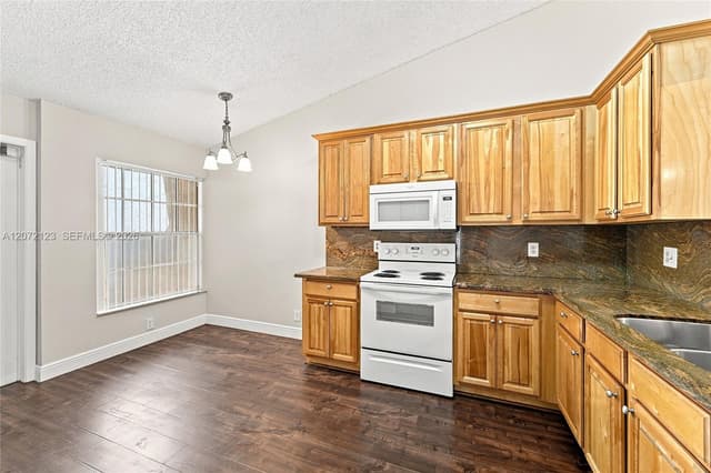 10425 NW 9th Mnr, Coral Springs FL 33071 - Coral Springs, FL - Photo 7