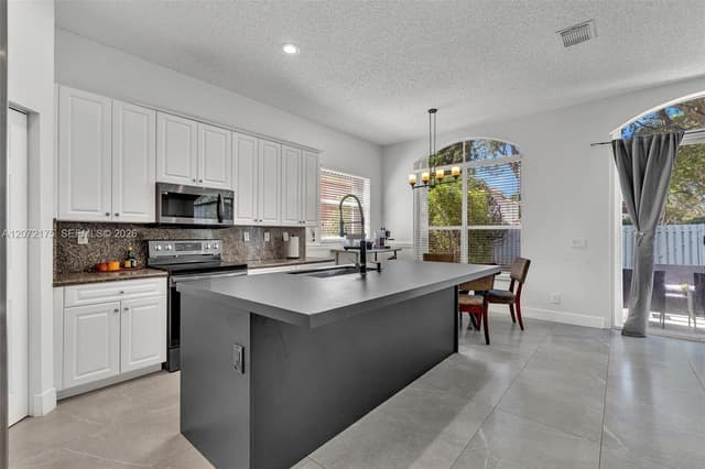 7654 NW 21st Dr, Pembroke Pines FL 33024 - Pembroke Pines, FL - Photo 7