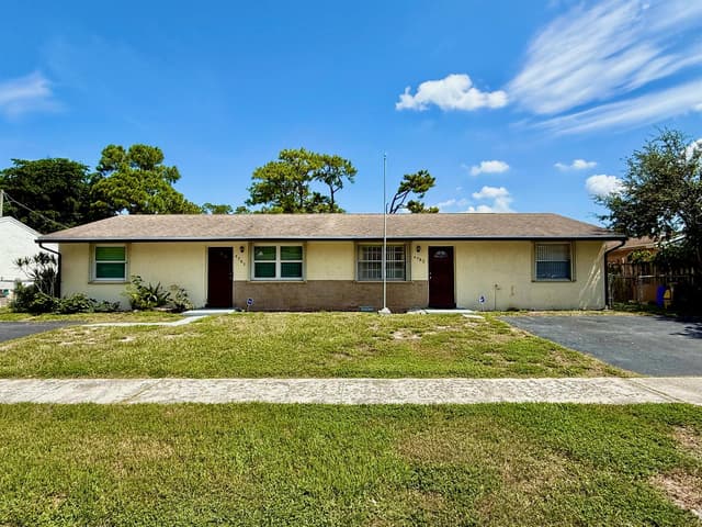 4783 Gladiator Circle, FL 33463 - Photo 2