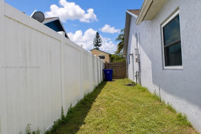 2001 SW 87th Ave, North Lauderdale FL 33068 - North Lauderdale, FL - Photo 4