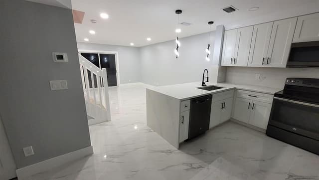 20873 NW 3RD Lane, Pembroke Pines FL 33029 - Pembroke Pines, FL - Photo 3
