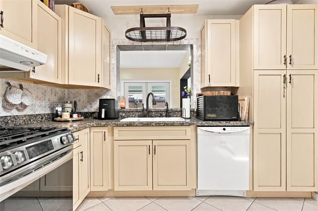7640 NW 8th St, Pembroke Pines FL 33024 - Pembroke Pines, FL - Photo 6