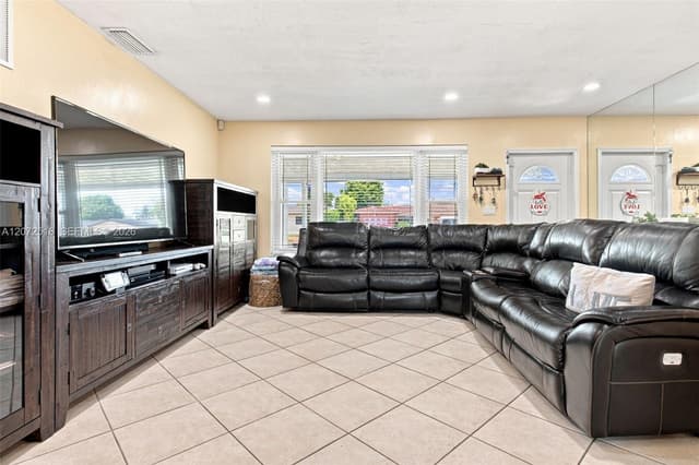 7640 NW 8th St, Pembroke Pines FL 33024 - Pembroke Pines, FL - Photo 3